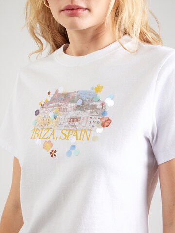 Abercrombie & Fitch Póló ' SKIMMING IBIZA CITYSCAPE' - fehér