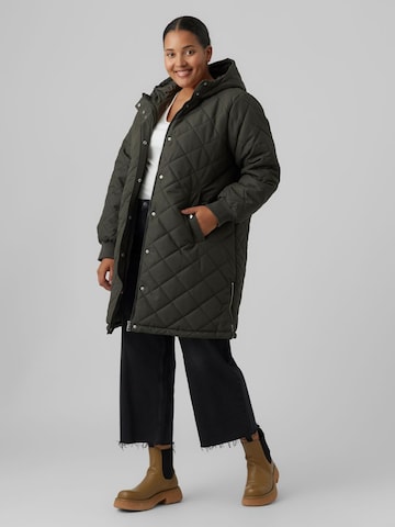 Vero Moda Curve Winterjas in Groen: voorkant