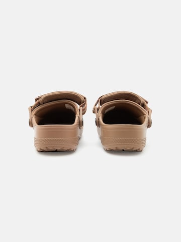 Clogs di Crocs in marrone