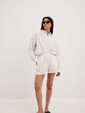 NA-KD Loose fit Pants in White: front