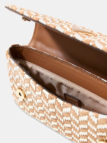 GUESS Schultertasche 'Tessi' in Braun
