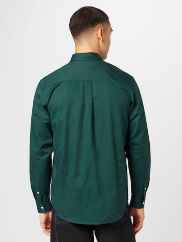 Carhartt WIPRegular Fit Poslovna košulja 'Madison' - zelena boja