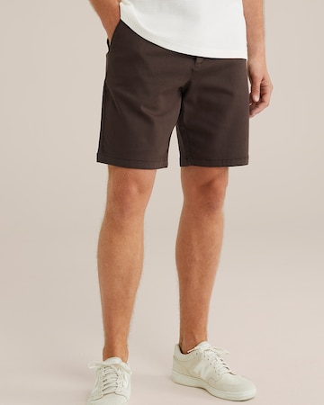 WE Fashion Slim fit Chino trousers in Brown: front