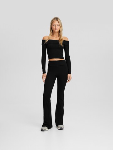 Evazați Pantaloni de la Bershka pe negru