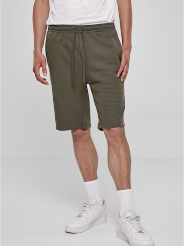 Urban Classics Regular Pants in Green: front