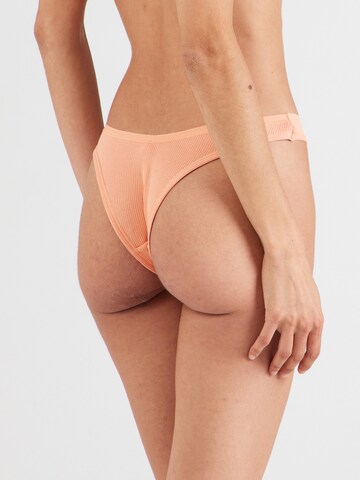 ETAM String 'JOHN' in Beige