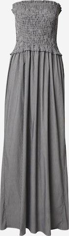 RÆRE by Lorena Rae Kleid in Grau: Vorderseite
