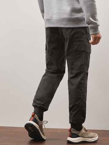 Next Tapered Cargobroek in Grijs