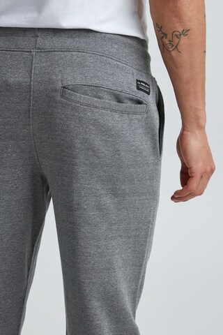 11 Project Tapered Broek 'OLE' in Grijs