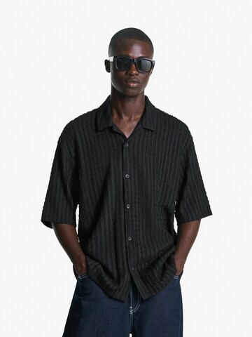 Fit confort Chemise Bershka en noir : devant