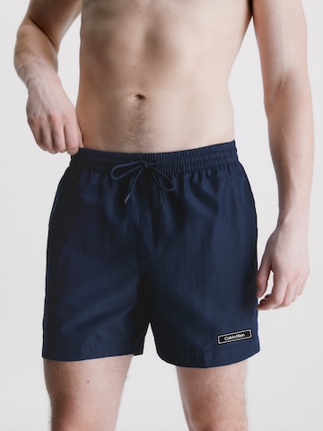 Shorts de bain Calvin Klein Swimwear en bleu : devant