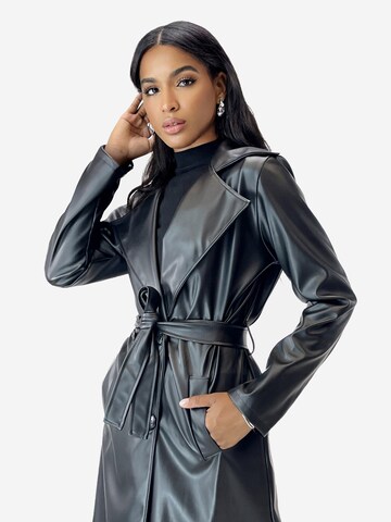 Elara Tussenmantel in Zwart