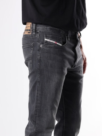 Tapered Jeans 'BUSTER-X' di DIESEL in grigio