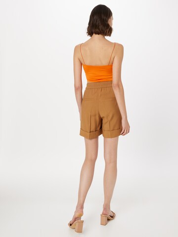 Regular Pantalon à plis 'Disa' SECOND FEMALE en marron