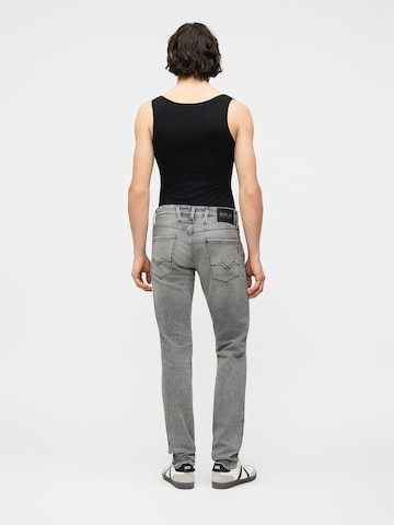 REPLAY Slimfit Jeansy 'ANBASS' w kolorze szary