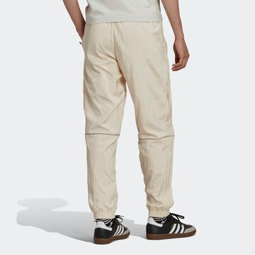 Tapered Pantaloni 'Reveal Material Mix' di ADIDAS ORIGINALS in bianco