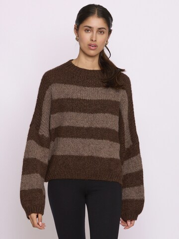 Lilavie Sweater ' Alesaa ' in Brown: front