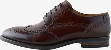 Chaussure à lacets Next en marron : devant