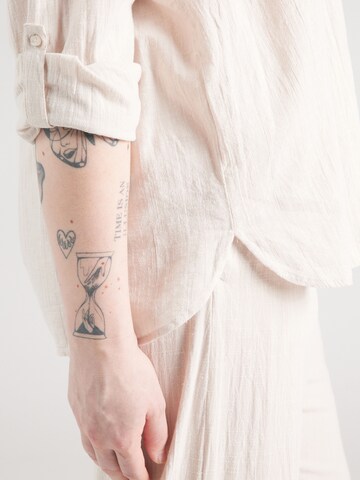 ONLY Carmakoma - Blusa 'ONLCartizana' en gris
