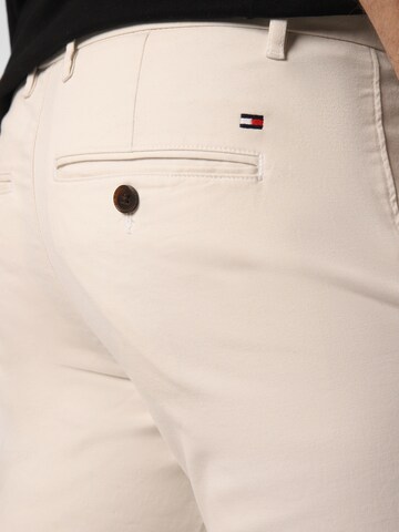 smėlio TOMMY HILFIGER Standartinis „Chino“ stiliaus kelnės 'Bleecker'