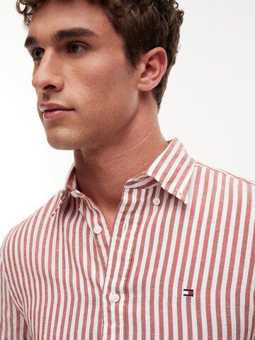 Coupe regular Chemise TOMMY HILFIGER en rouge
