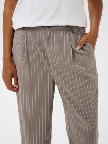 Kaffe - Loosefit Pantalón plisado 'KAHeather' en gris