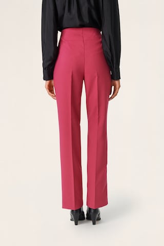 SOAKED IN LUXURY Slim fit Trousers with creases 'Corinne' in Pink