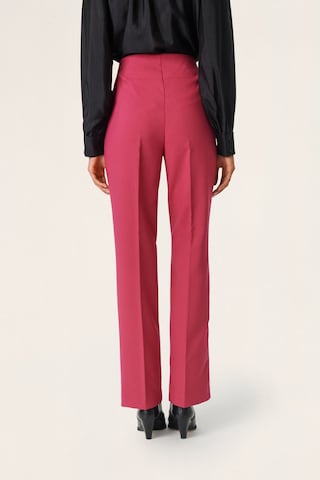 SOAKED IN LUXURY Slim fit Pleated Pants 'Corinne' in Pink