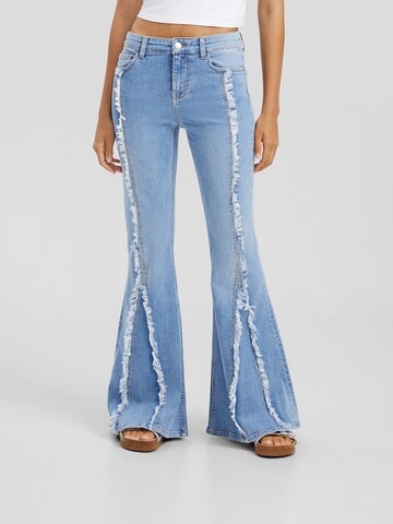 Bershka Flared Jeans in Blauw: voorkant