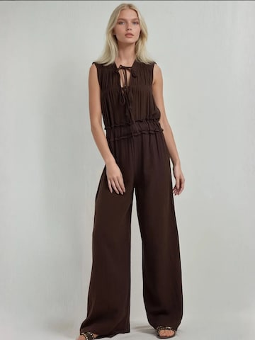 Tuta jumpsuit di Hiccup in marrone: frontale