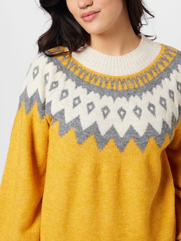 Vero Moda Curve Sweater 'SIMONE' in Yellow