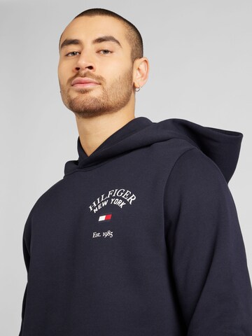 TOMMY HILFIGER Μπλούζα φούτερ 'Arched Varsity' σε μπλε