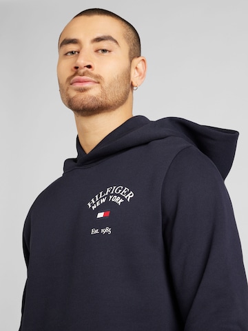 Sweat-shirt 'Arched Varsity' TOMMY HILFIGER en bleu