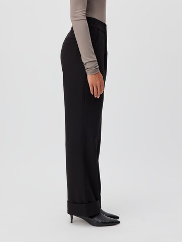 Flared Pantaloni con pieghe 'Pina' di LeGer by Lena Gercke in nero