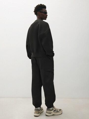 Bershka Дънки Tapered Leg Карго панталон в черно
