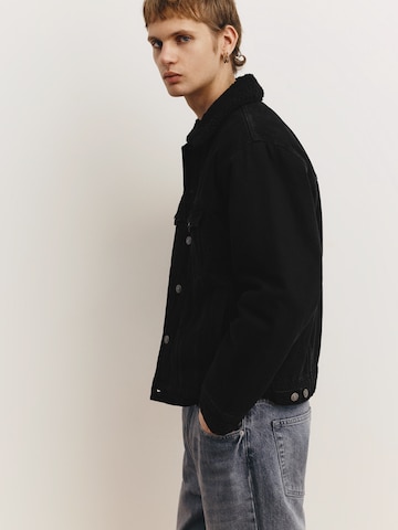 Pull&Bear Between-Season Jacket 'CAZADORA' in Black: front