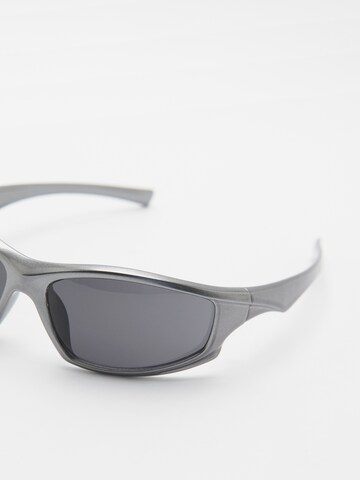 Pull&Bear Sonnenbrille in Grau