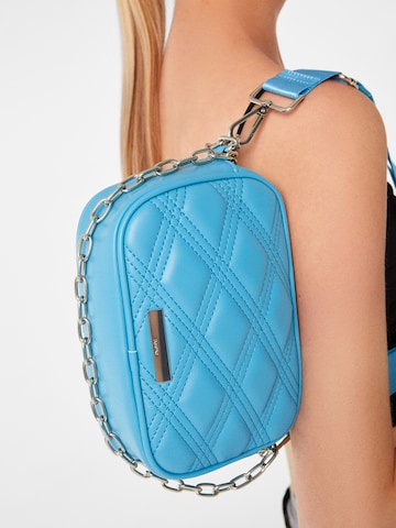 Borsa a spalla di Bershka in blu