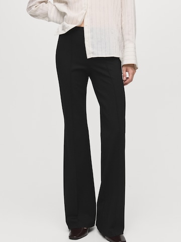 Evazați Pantaloni 'DELFI' de la MANGO pe negru: față