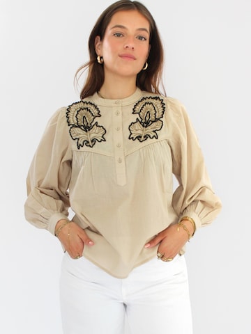 Honnête Atelier Blouse 'Feather' in Beige: voorkant