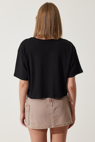 Happiness İstanbul - Camisa em preto