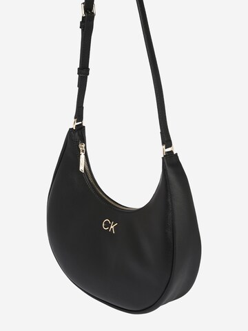 Calvin Klein حقيبة كتف بلون أسود