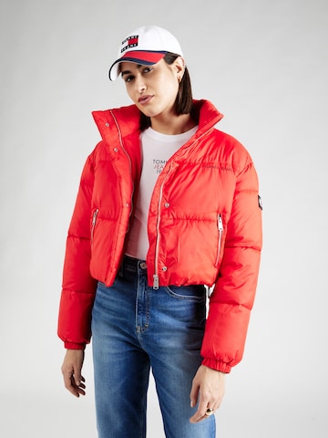 Tommy Jeans Tussenjas in Rood: voorkant