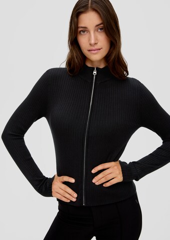 QS Strickjacke in Schwarz: Vorderseite