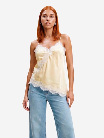 Top 'JDYFIFI S/L ASYM LACE SINGLET WVN NOOS 15379243' di Jaqueline de Yong in beige: frontale