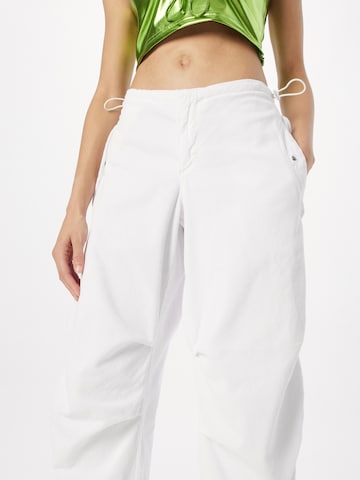 BDG Urban Outfitters Zwężany krój Spodnie w kolorze biały