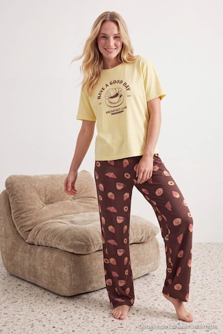 Trendyol Pyjama in Bruin: voorkant