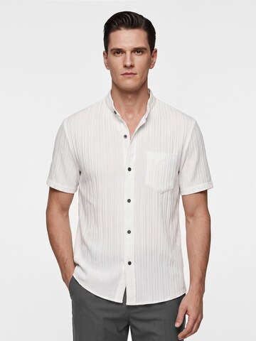 ALLTHEMEN Comfort fit Button Up Shirt 'Schwung' in White: front