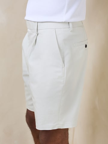 Next Regular Shorts in Weiß