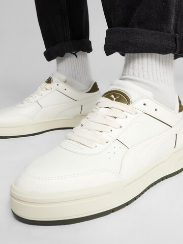 Baskets basses PUMA en blanc : devant